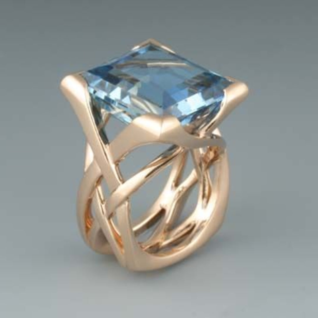 Anillo vintage de oro rosa y circonio azul