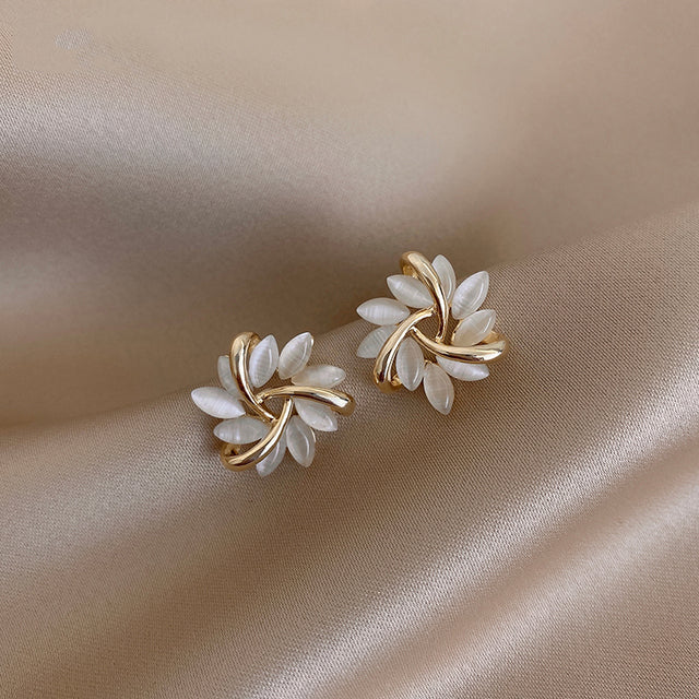 Pendientes en forma de círculo con pétalos de ópalo en oro
