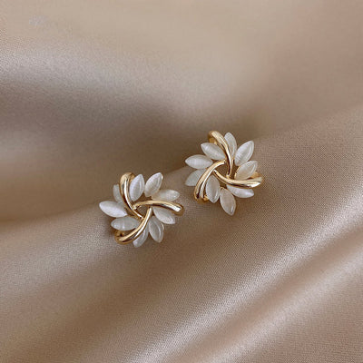 Pendientes en forma de círculo con pétalos de ópalo en oro