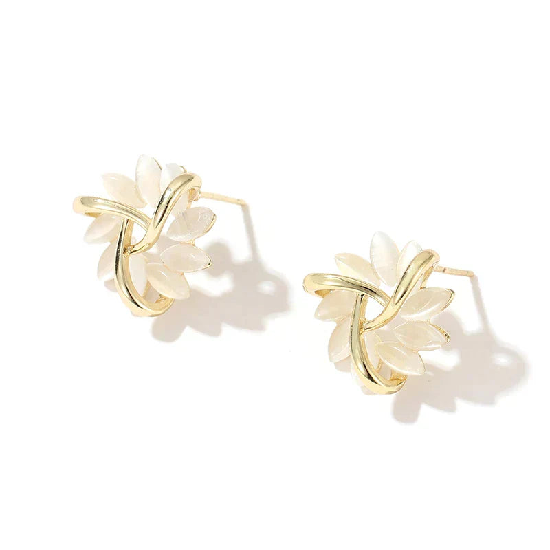 Pendientes en forma de círculo con pétalos de ópalo en oro