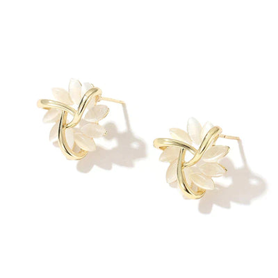Pendientes en forma de círculo con pétalos de ópalo en oro