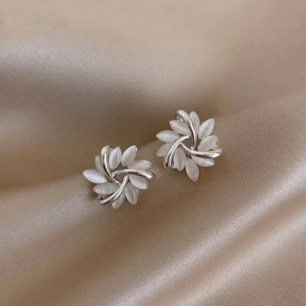 Pendientes en forma de círculo con pétalos de ópalo en oro