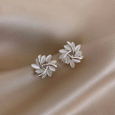 Pendientes en forma de círculo con pétalos de ópalo en oro