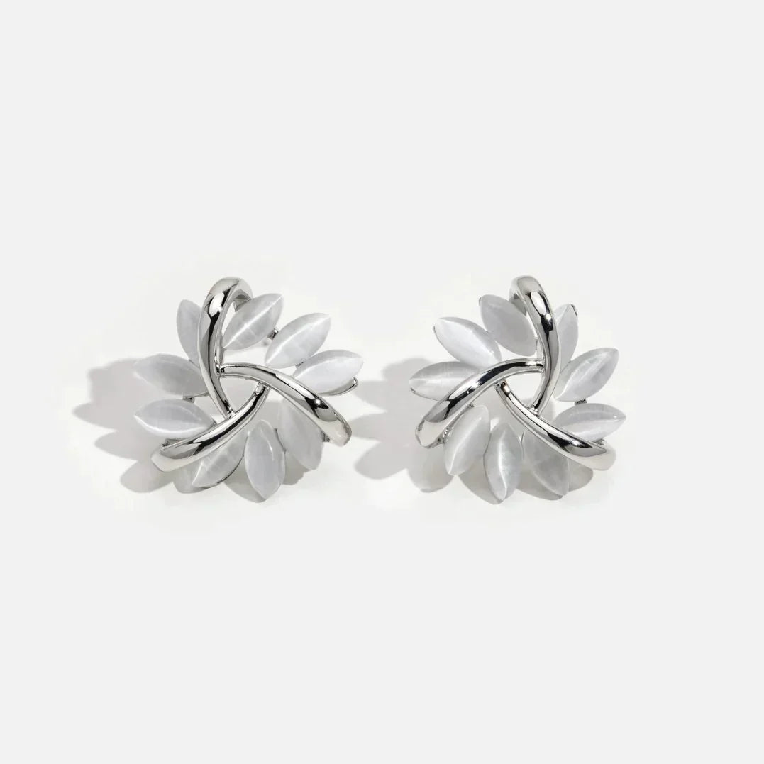 Pendientes en forma de círculo con pétalos de ópalo en oro